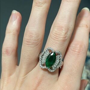 🖤5/$25 Elegant Silver and Green Gemstone Ring